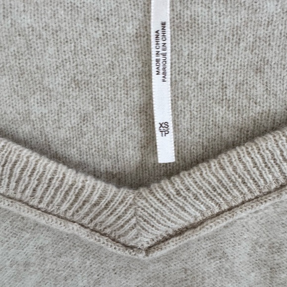 Free People Love Like This Pullover Cashmere V-Neck Cream Sweater Size XS - Picture 3 of 6